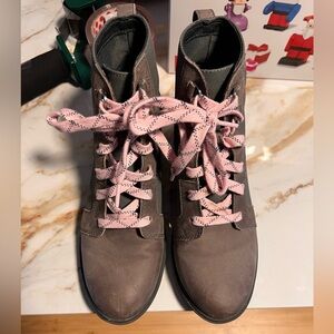 Sorel Women's gray with Pink Laces size 9